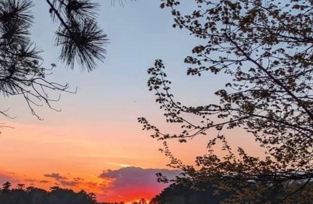 5BR Sunset facing on Chain O Lake's McCrossen Lake firm sand & clear/clean water