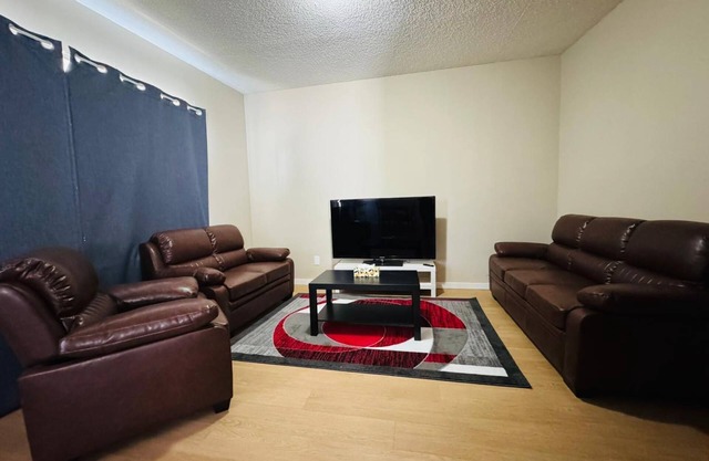 5min from Downtown/2 bedroom mainfloor