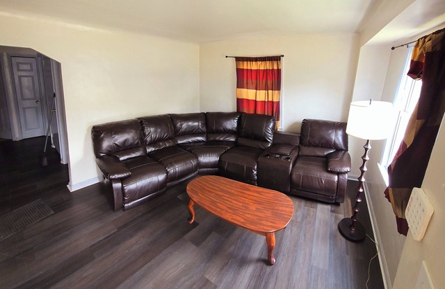 5mins Drive to Detroit Zoo 3 bedrooms 2 full bath