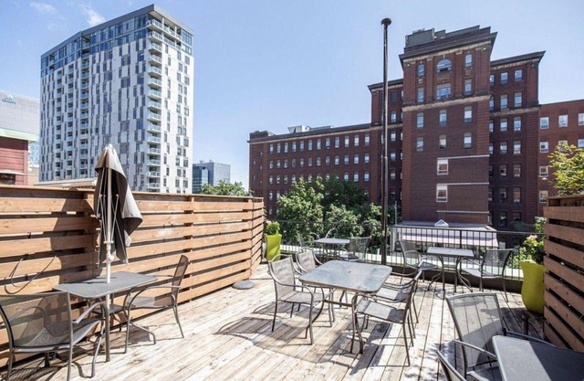 5mn place des arts, spacious top floor apartment with parking space