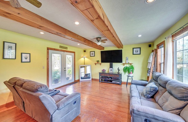 6-Acre Family-Friendly Getaway in Niles!