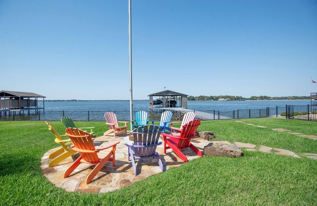 6 Bed 6 Bathroom!Stunning Oasis on the shores of Cedar Creek Lake