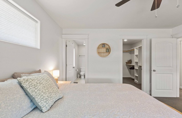 6 Bed House + Gym w/Mnt Views Close to Airport