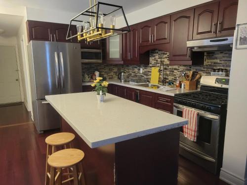 6 Bedroom 2 bathroom for small group of working people