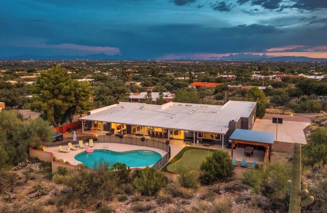 6 bedroom 4 bathroom Villa w/Arcade, Cinema, Pool, Hot Tub, Games!