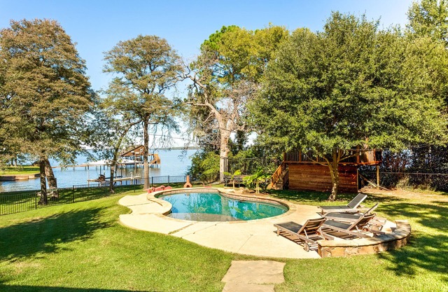 6-Bedroom Lakehouse with Pool/Basketball/Mini-Pickleball/PingPong/X-Box