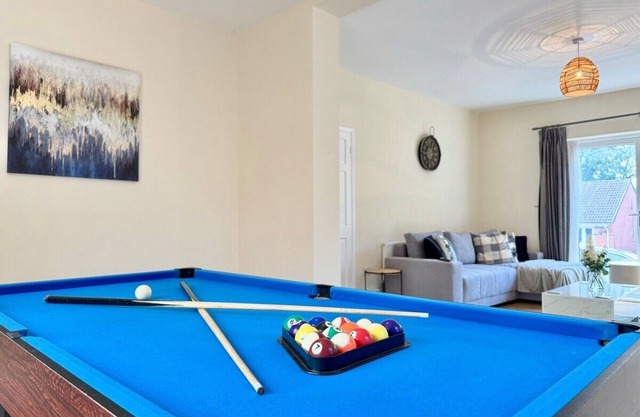 6 Bedrooms | Pool Table | Free Parking | 12 beds