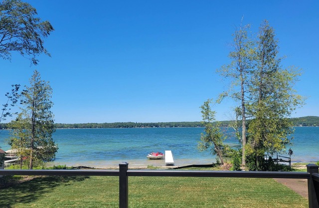 6 BR/4 Bath 100ft on Big Platte Lake-Sleeping Bear Dunes-Crystal Mountain Ski