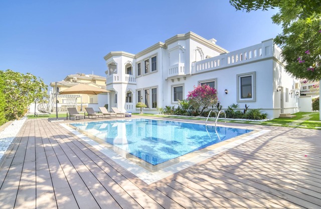 6-br Elegant Villa on Palm Jumeirah with Big Garden Space