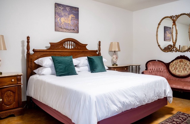 #6: King Suite on 73 acres - Horse Oasis -12bd Inn - Brenham -10min to Round Top