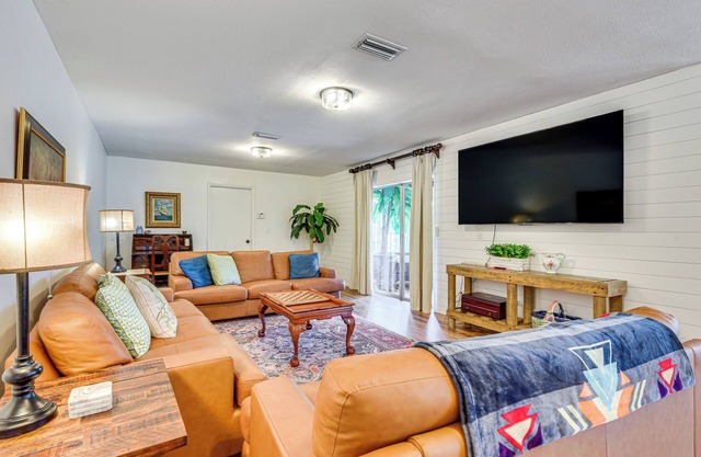 6 Mi to Beaches: Modern Bradenton Getaway!