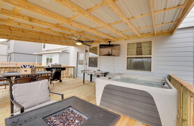 6 Mi to Lackland AFB: Hot Tub, Pool & Game Room!