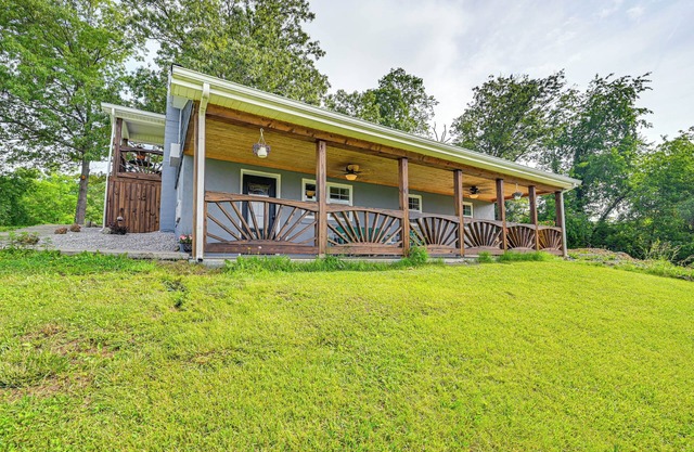 6 Mi to Lake Liberty: Pet-Friendly Home w/Yard