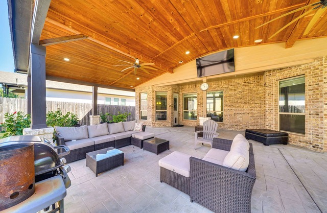 6 Mi to SeaWorld: Pet-Friendly Home w/Pool Access