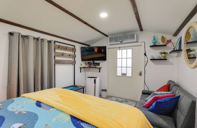 6 Mi to Siesta Beach: Outdoor Oasis w/Hot Tub