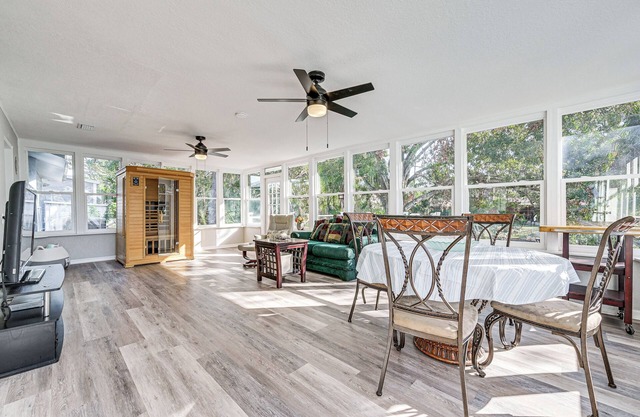 6 Mi to Sponge Docks: Lake Tarpon Getaway w/Dock!