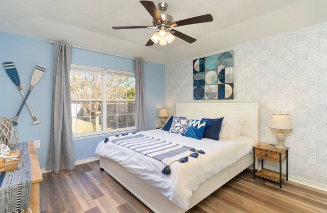 6 miles from Navarre Bridge, Quiet Community w/Pier Access