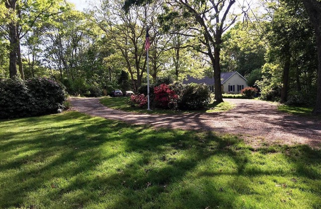 6 min to Beach, 4 Bdr. 2 Bath, Sun Room, Large Deck, Park Like Setting Ctrl. AC