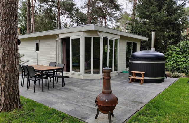 6 pers. chalet with 3 bedrooms and terrace with hot tub