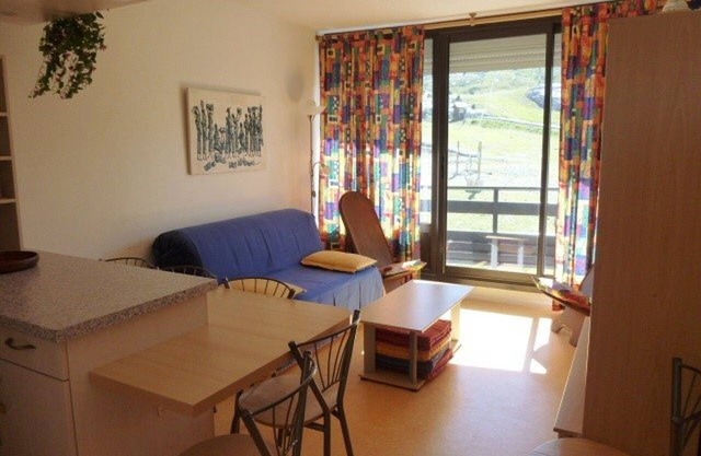 6-person apartment with balcony, ski-in access, parking and ski locker