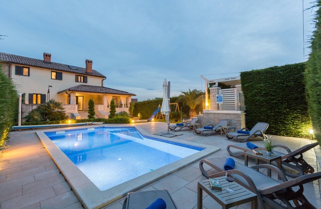 6 persons, pool, sauna, jacuzzi, children's playground, barbecue