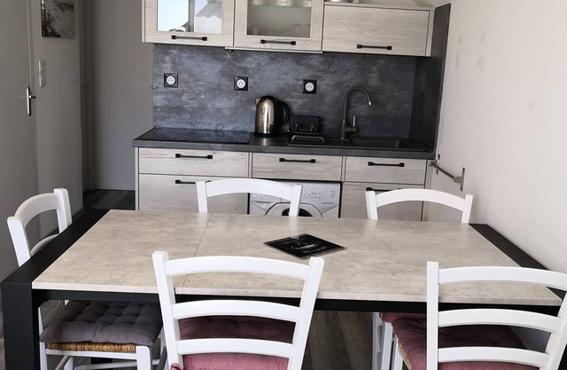 60 m from the wild coast and beaches of Le Croisic, warm and functional apartment.