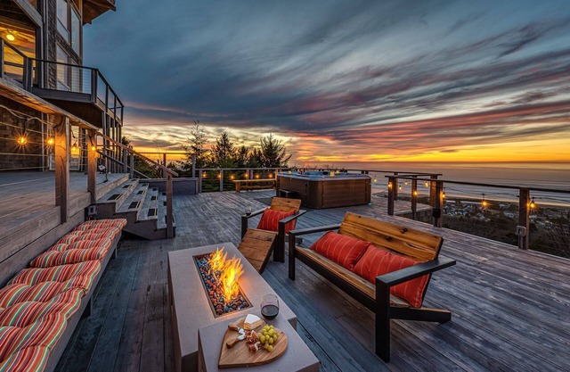 6400 SQFT BEACH MANSION, Ocean Views, Deck, Hot Tub, 3 Min to Beach, NFL Sun Tkt