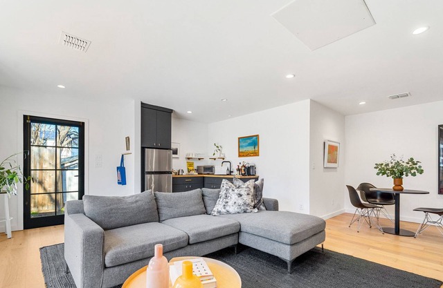 650 sf 1/1 Modern Guest House - The Perfect Perch for Exploring Austin!