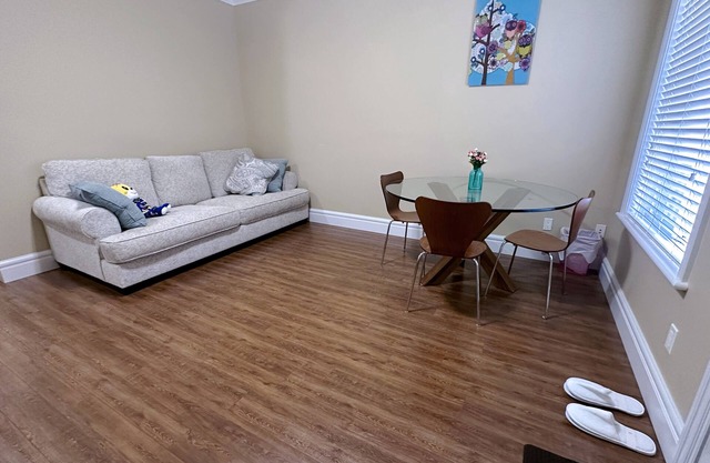 650-Sf private entrance cozy near airport-Marine Gateway, Langara, UBC downtown