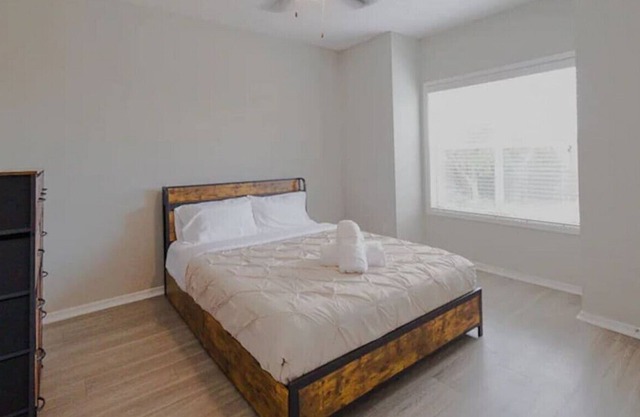 66) Entire Condo close to Downtown!