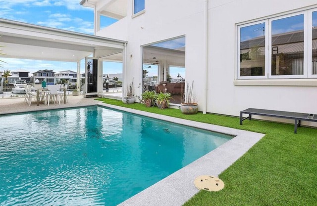 6BR Hope Island Waterfront Mansion with Pool + Gym + Dock