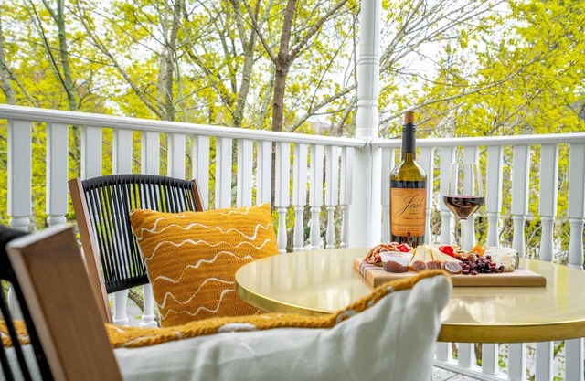 6BR Sleeps 16 w/Balcony 10 mins to Downtown