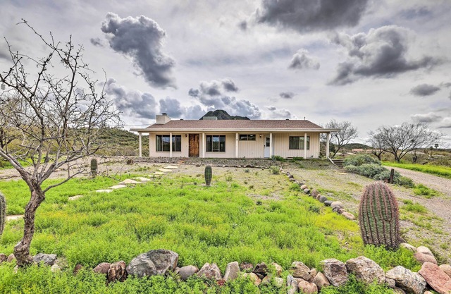 7 Acres, Pool Table: Mountain-View Home in Phoenix