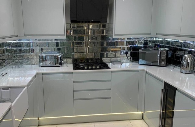 7 bed | 3 bath | M25 | Parking | Long term group bookings