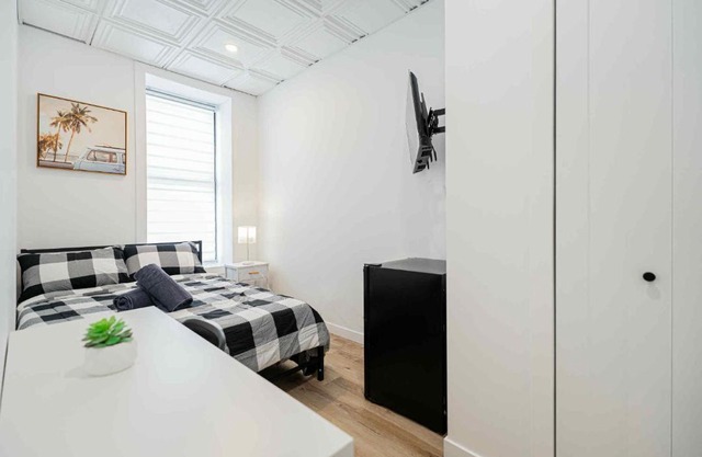 7 bedroom apartment in the heart of downtown Montreal near subway and all amenities