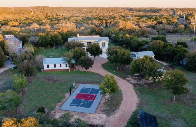 7 BR Gated Compound | Sleep 26 | Pool | Pickleball Court