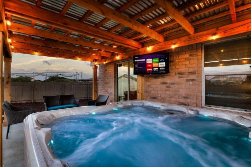 7 mi Lackland BMT HotTub SeaWorld Bocce BIG CHESS