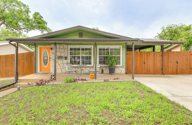 7 Mi to Dtwn San Antonio: Charming Home w/Yard