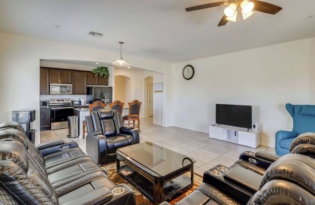 7 Mi to Dtwn: Spacious Stay in Phoenix!