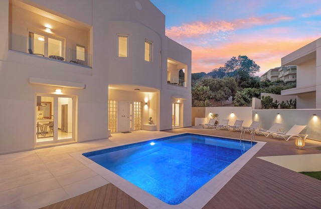 7 min from Center | 6BR Villa | w/Airport Shuttle