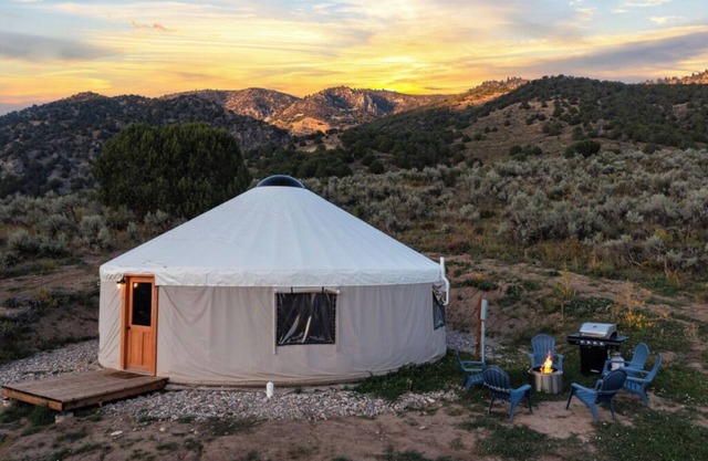 7 mins from Lava Hot Springs-Thailand Themed Yurt