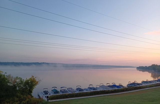 7 mins from your waterfront deck to downtown! Peaceful, private, roomy.