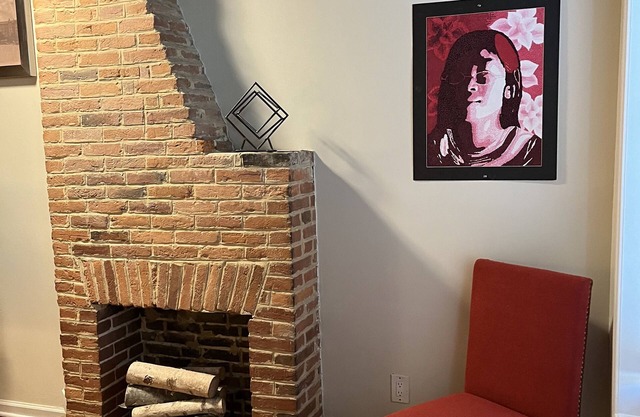 7 minutes from Baltimore Inner Harbor! Cozy & Chic Rowhome with a Fireplace!