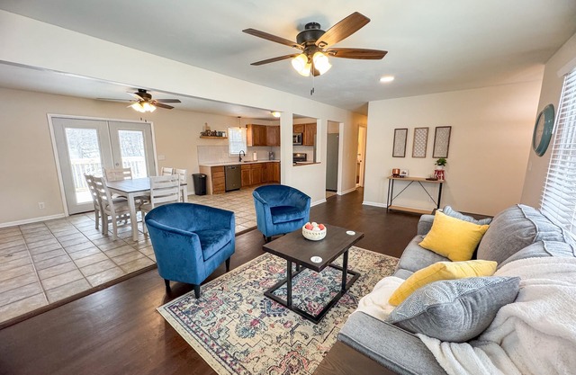 7 minutes to shopping and entertainment. Quiet farmhouse close to city w/pool.
