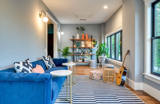 7 Private Suites Sleeps 25 Walkable to DT!