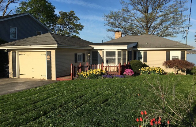 75 Ft Of Private Lakefront!