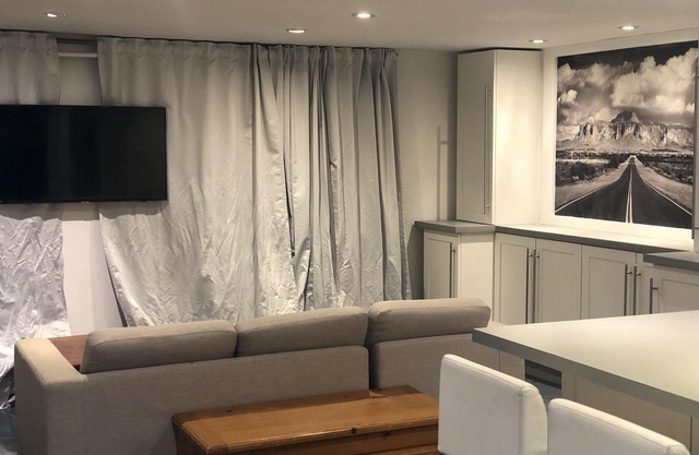 $750 OFF -Modern Newly Renovated 1Bedroom-Downtown, Free Wifi, Transit, Walkable