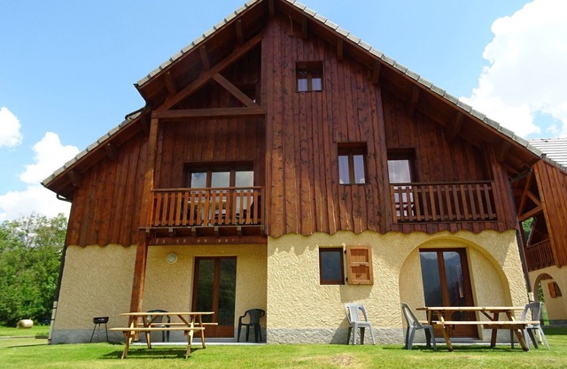 77m2 apartment, 7/9 people in a chalet, 3 bedrooms, swimming pool, jacuzzi
