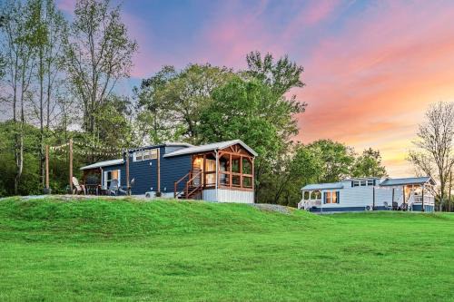 8 All Decked Out, Luxury Tiny House, Boat Parking Mins to Lake Guntersville, Downtown
