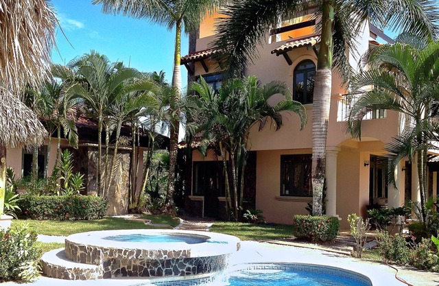 8 BDRM ESTATE (1&2), 2 POOLS OCEAN VIEWS CONCIERGE BBQ~PING PONG TOP TERRACES